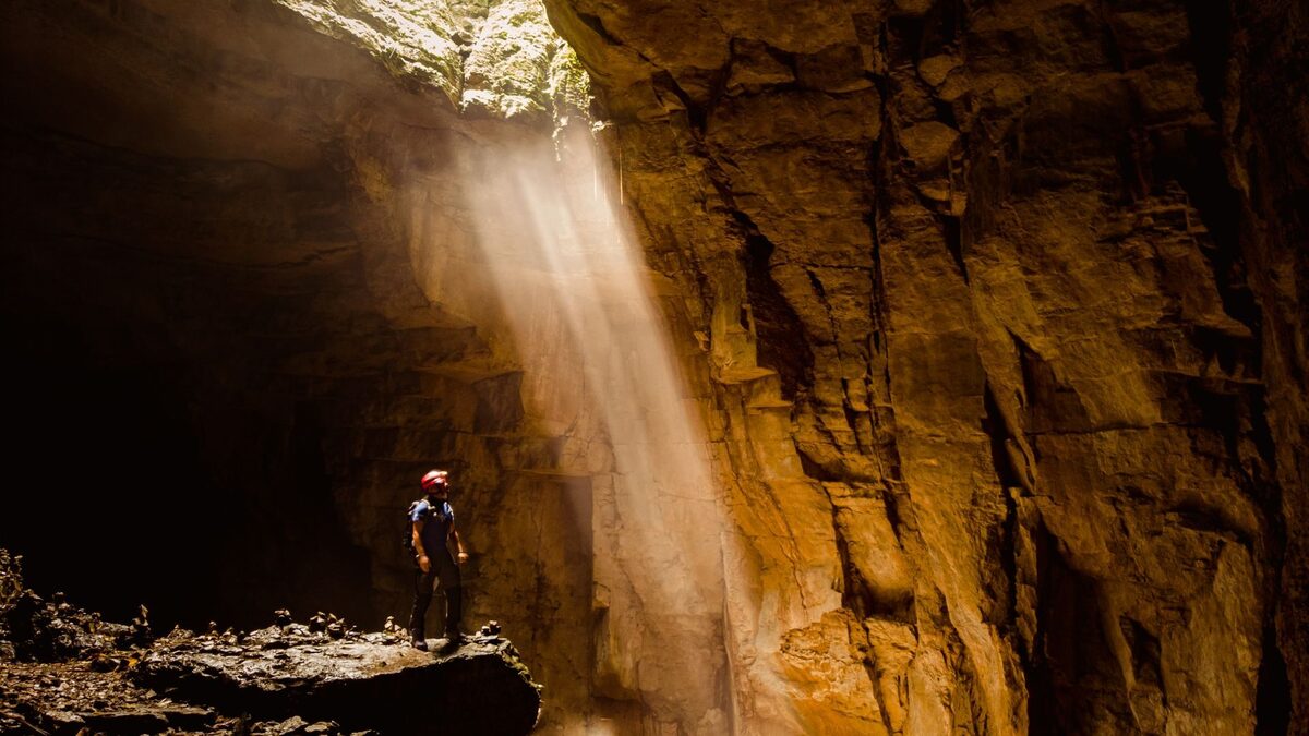 Espeleólogo en cueva